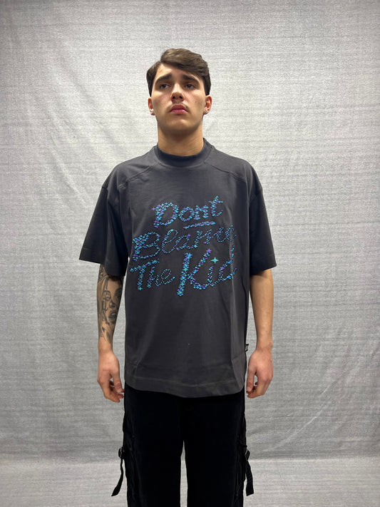 T-SHIRT BOXY FIT GRIGIO SCURO CON STAMPA GRAFICA IN RILIEVO