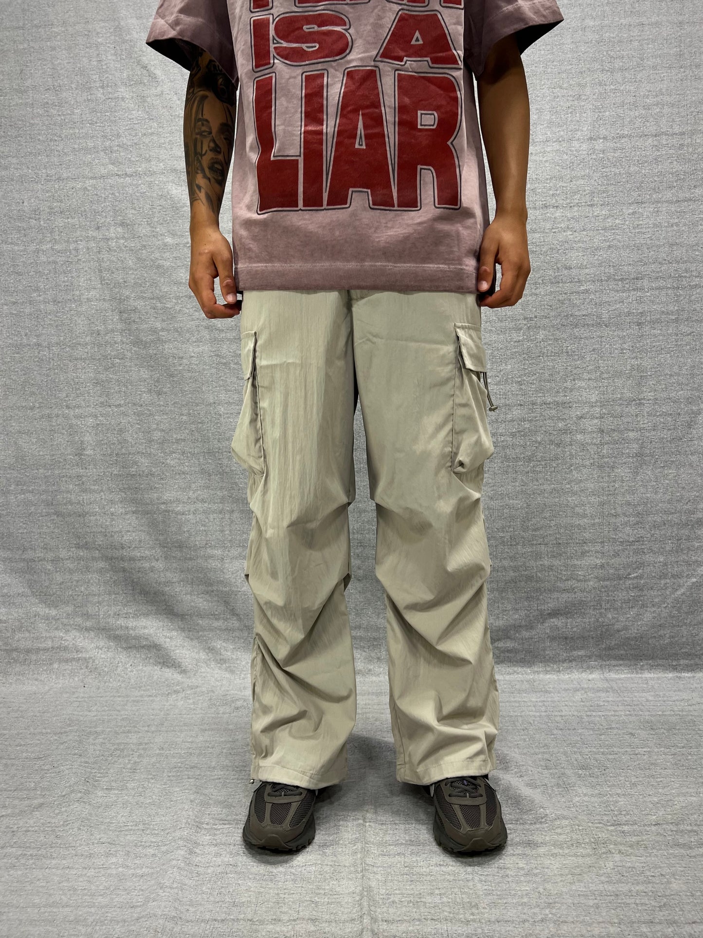 PANTALONI PARACHUTE CARGO RELAXED FIT TORTORA IN TESSUTO TECNICO