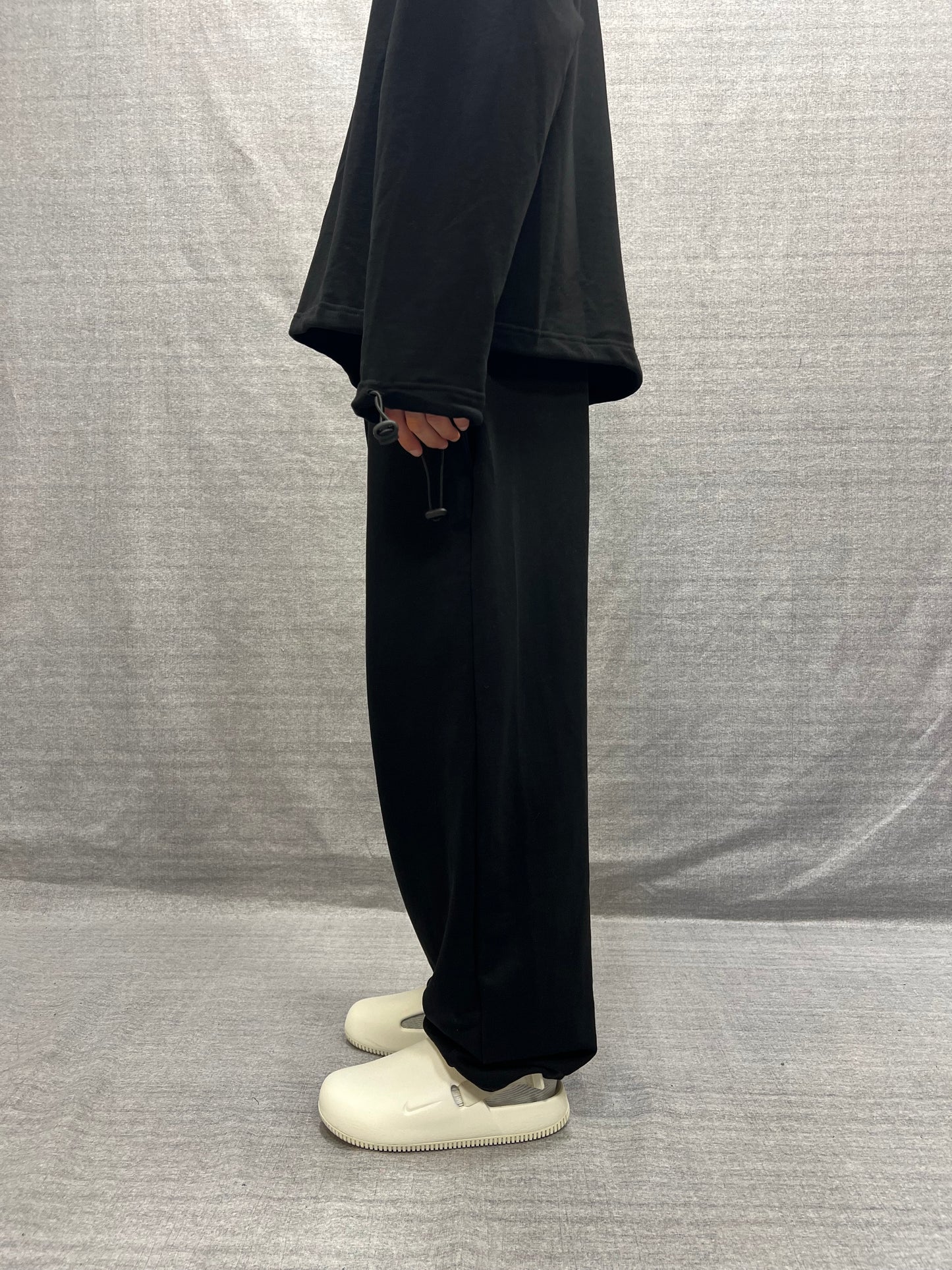 TUTA RELAXED FIT NERA CON CAPPUCCIO E COULISSE