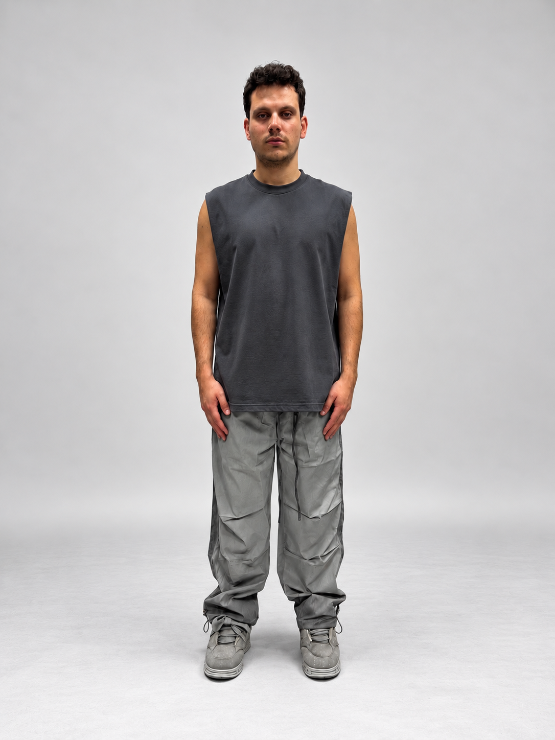 PANTALONI PARACHUTE RELAXED FIT GRIGI IN TESSUTO TECNICO EFFETTO SLAVATO
