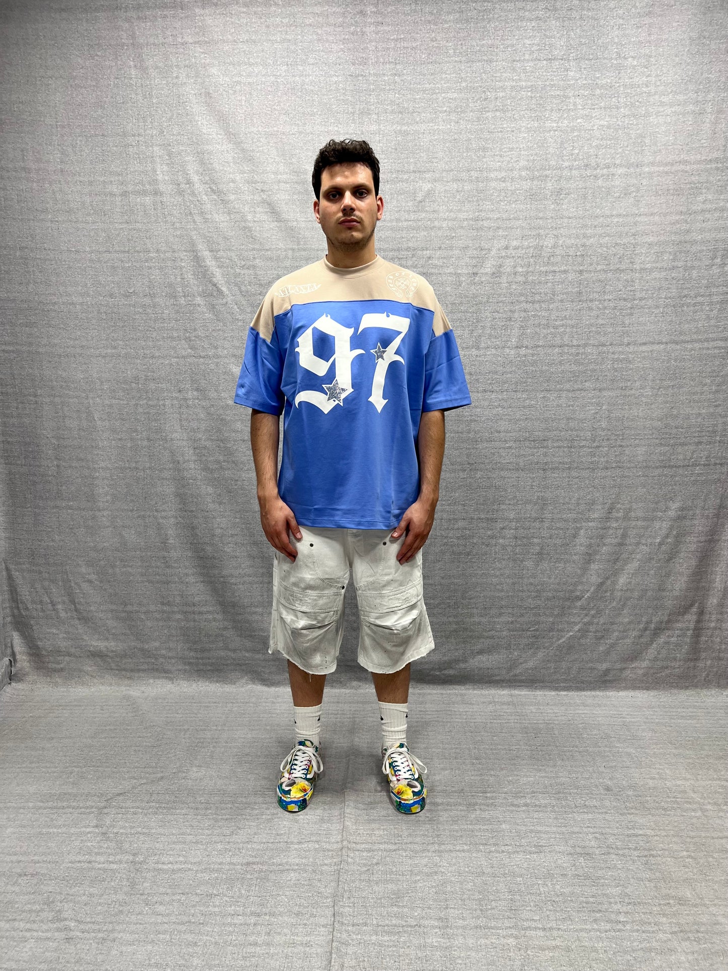 T-SHIRT BOXY FIT AZZURA E BEIGE CON BRILLANTINI E STAMPA GRAFICA
