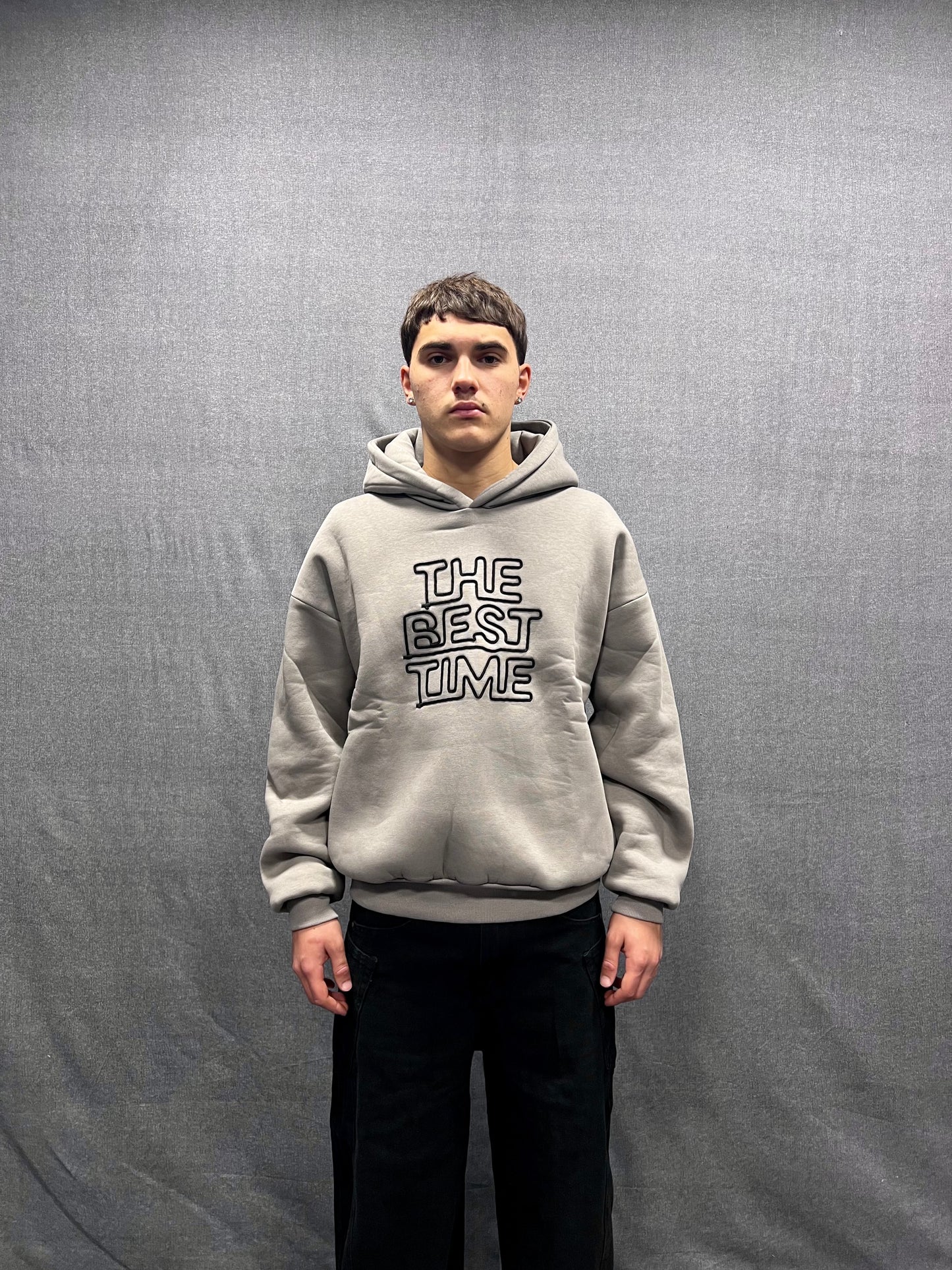 FELPA BOXY FIT GRIGIO ARDESIA CON CAPPUCCIO E RICAMO