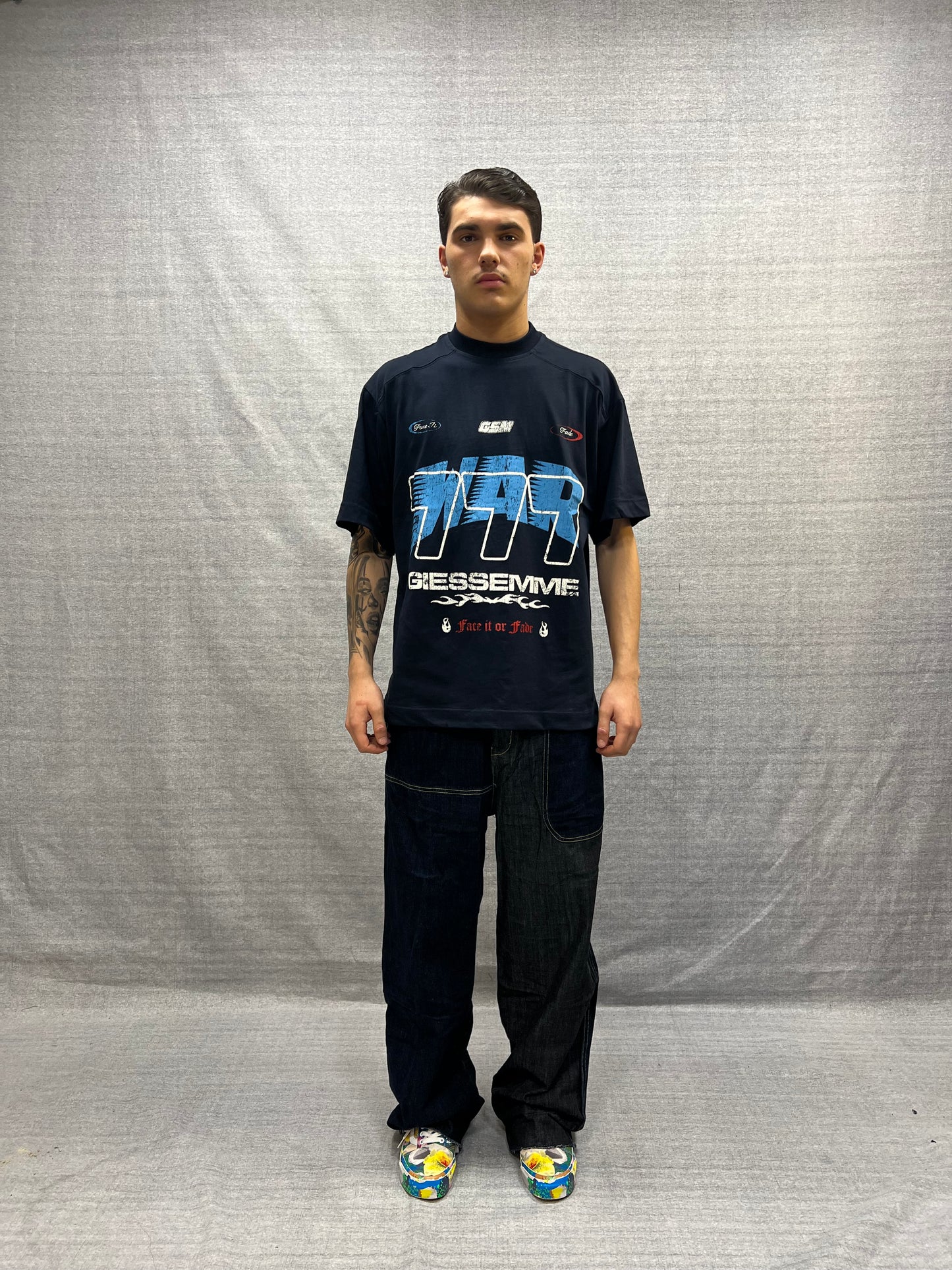 T-SHIRT BOXY FIT BLU SCURO CON STAMPA GRAFICA SLAVATA