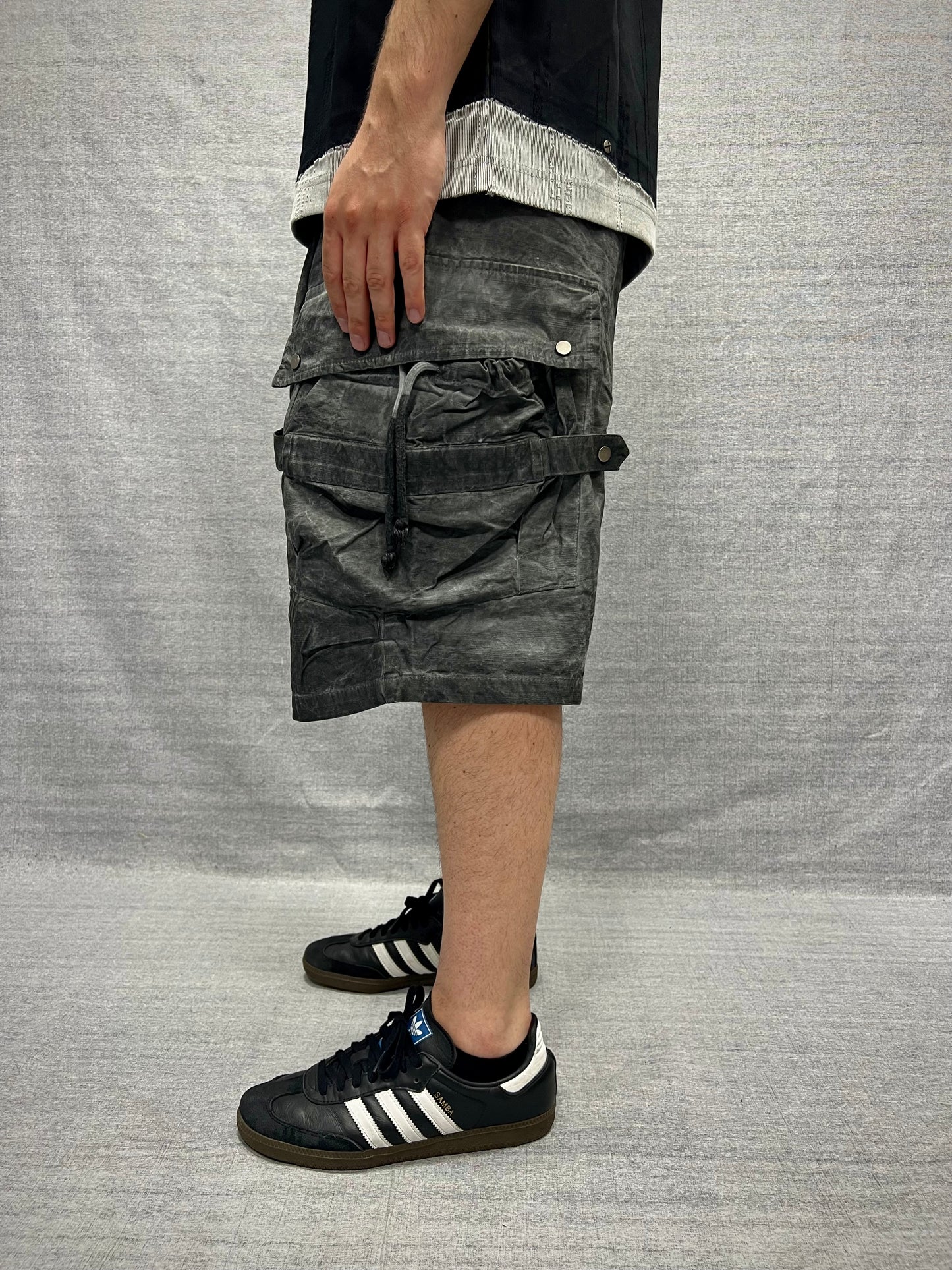 BERMUDA CARGO RELAXED FIT GRIGI IN TESSUTO TECNICO EFFETTO SLAVATO