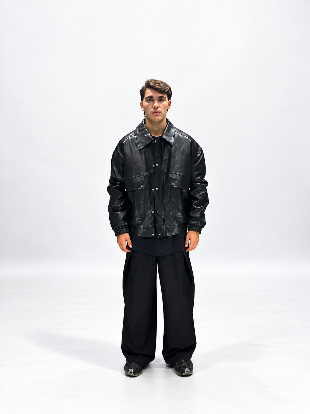 GIUBBINO BOMBER CROP FIT NERO TRAPUNTATO IN ECOPELLE