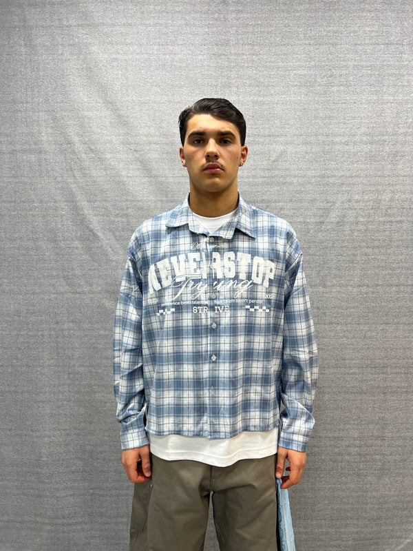 CAMICIA CROP FIT AZZURRA CON STRUTTURA A QUADRI CON STAMPA GRAFICA