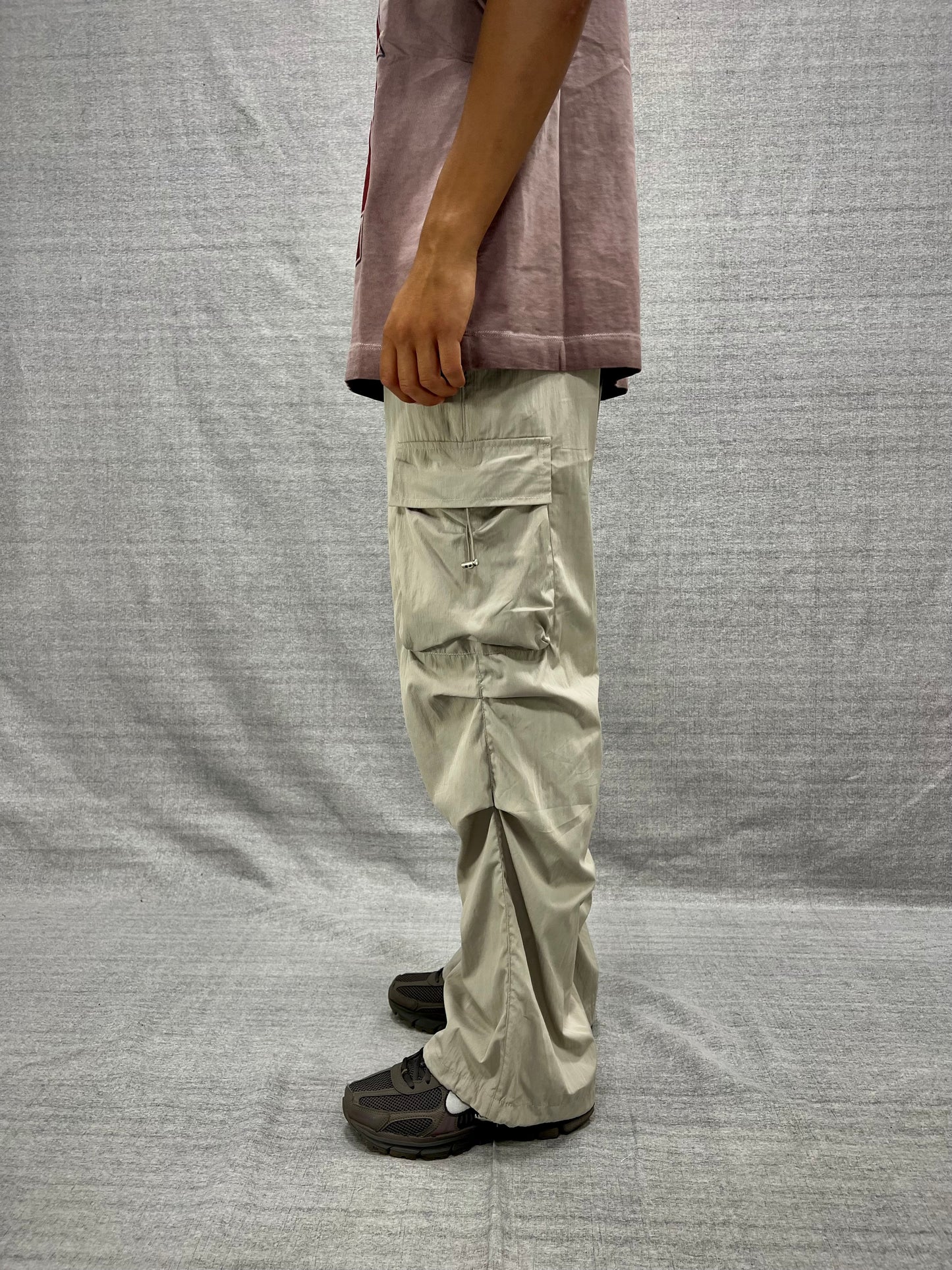 PANTALONI PARACHUTE CARGO RELAXED FIT TORTORA IN TESSUTO TECNICO