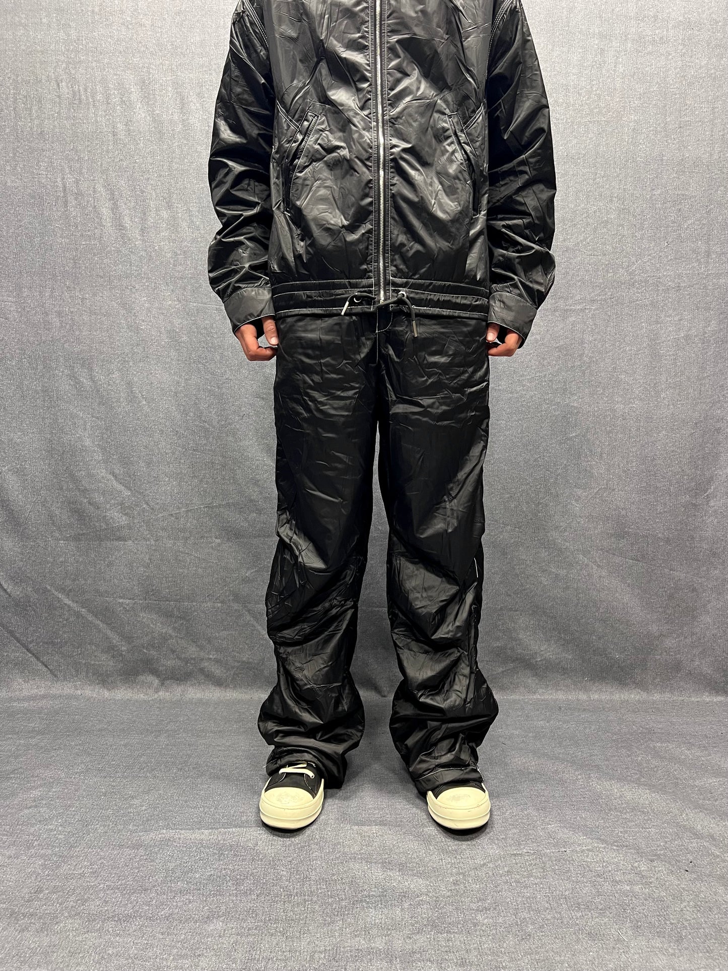 BLACK RELAXED FIT COORDINATED SET IN WAXED TECHNICAL FABRIC WITH CONTRAST STITCHING