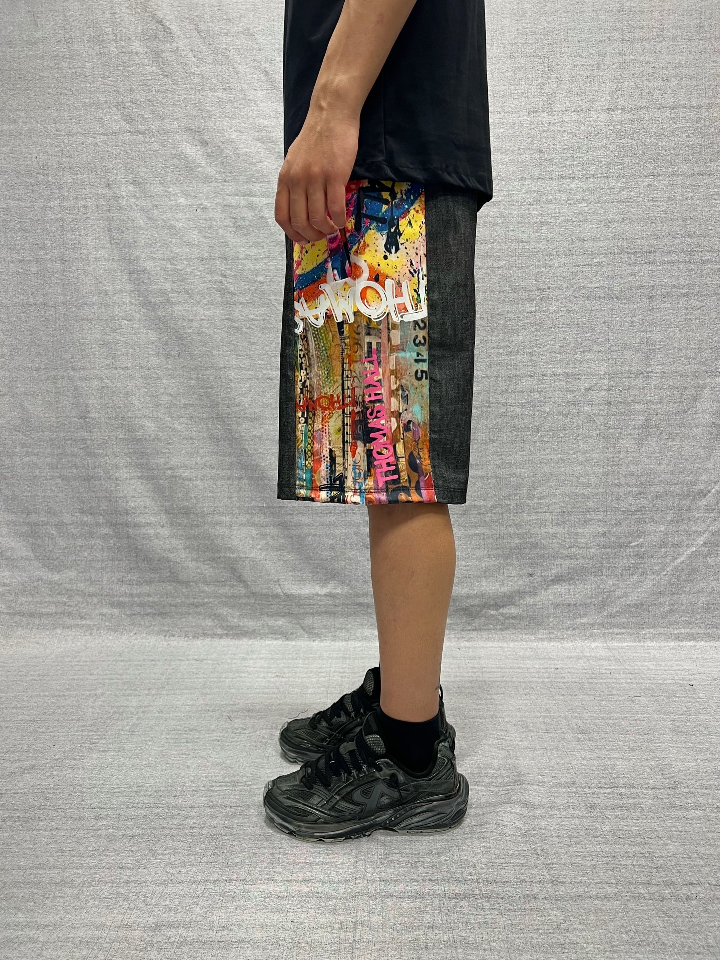 BERMUDA JOGGER RELAXED FIT GRIGI IN COTONE CHAMBRAY CON STAMPA GRAFICA SUBLIMATICA RICAMATA