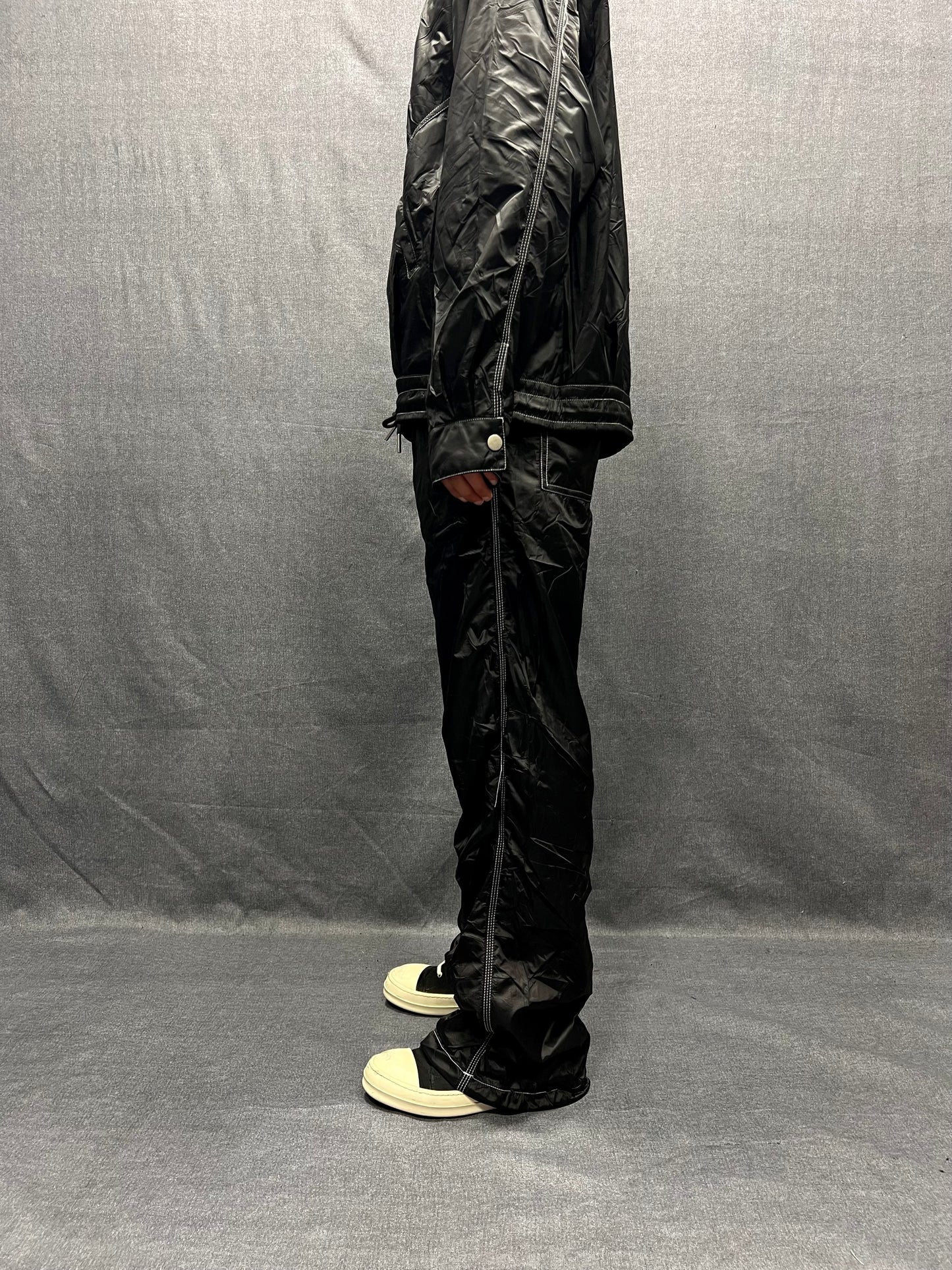 BLACK RELAXED FIT COORDINATED SET IN WAXED TECHNICAL FABRIC WITH CONTRAST STITCHING