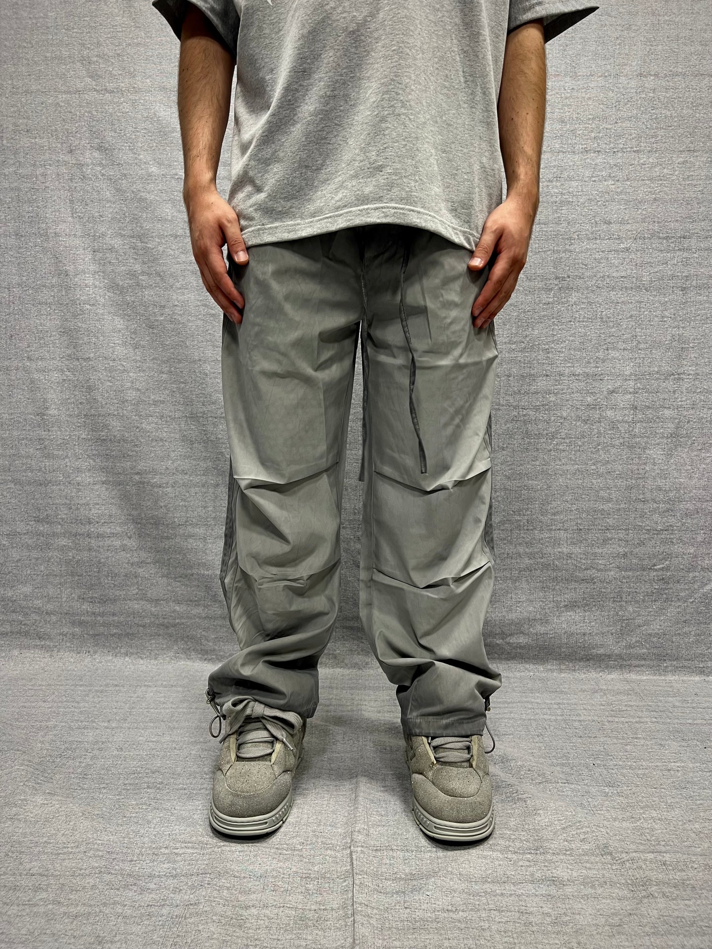 PANTALONI PARACHUTE RELAXED FIT GRIGI IN TESSUTO TECNICO EFFETTO SLAVATO