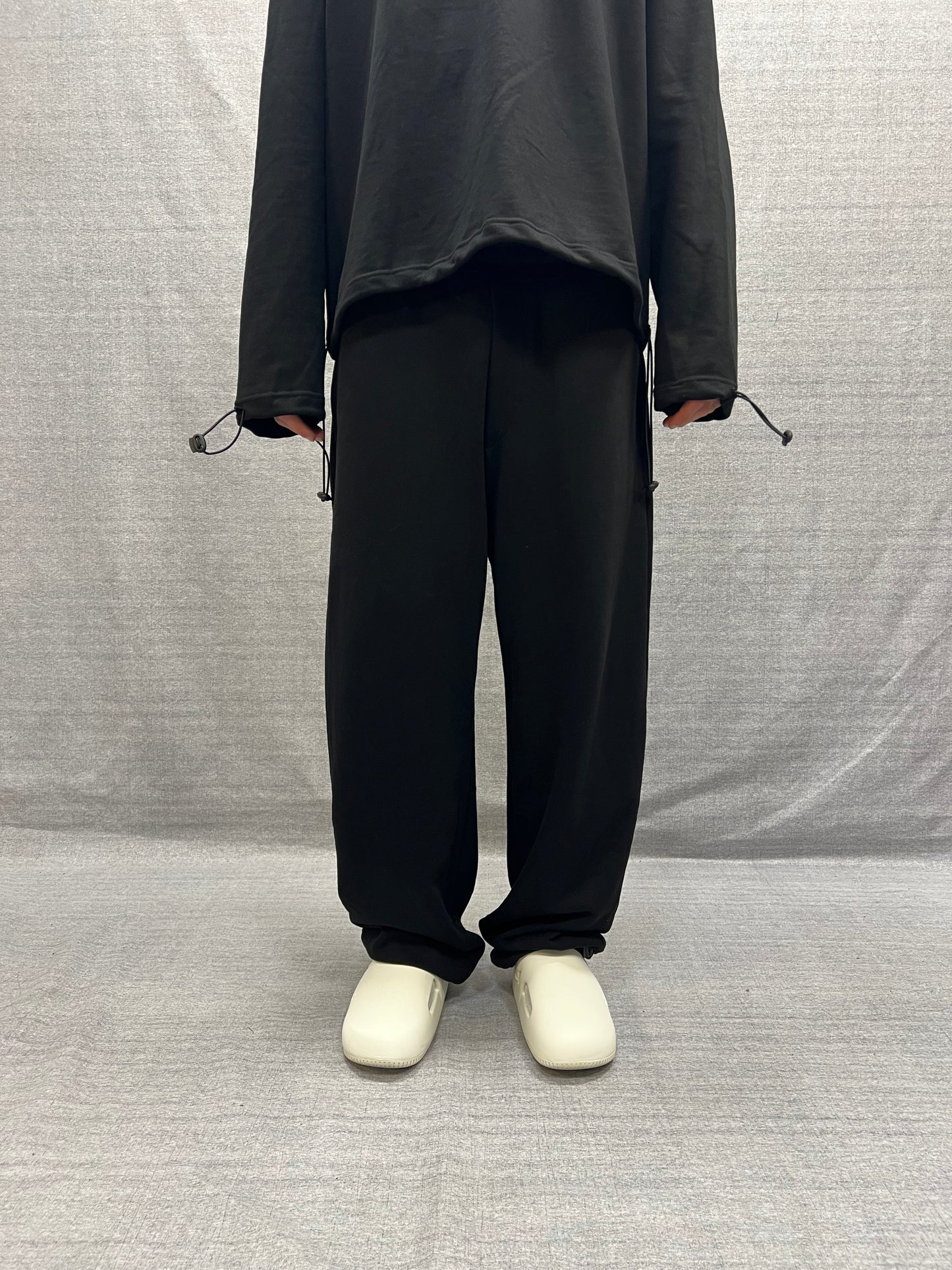 TUTA RELAXED FIT NERA CON CAPPUCCIO E COULISSE