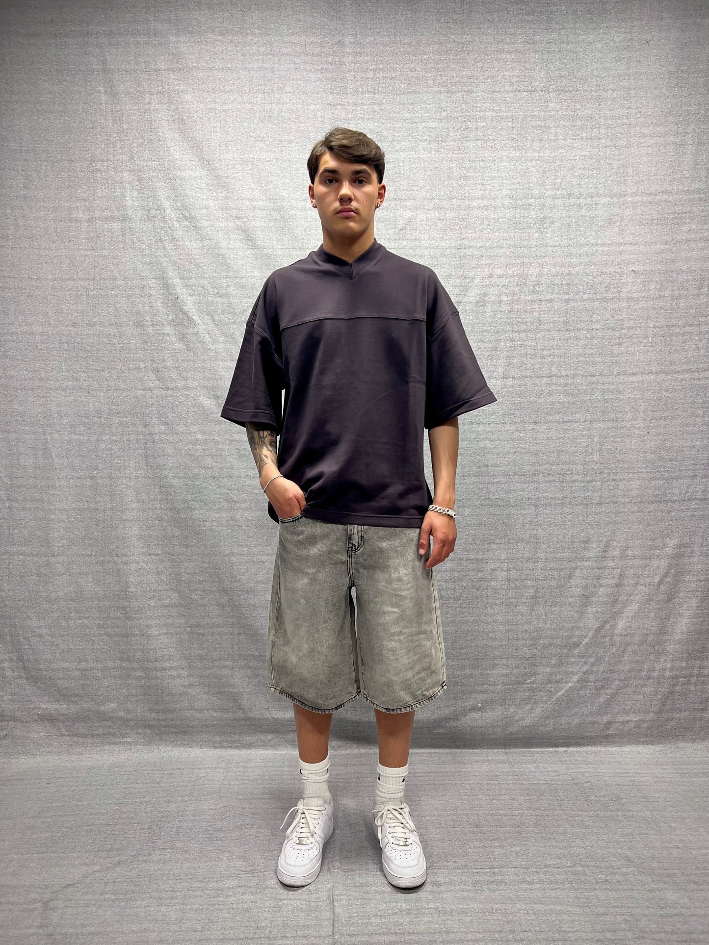 T-SHIRT JERSEY BOXY FIT GRIGIO SCURO CON SCOLLO A V E STAMPA GRAFICA SLAVATA