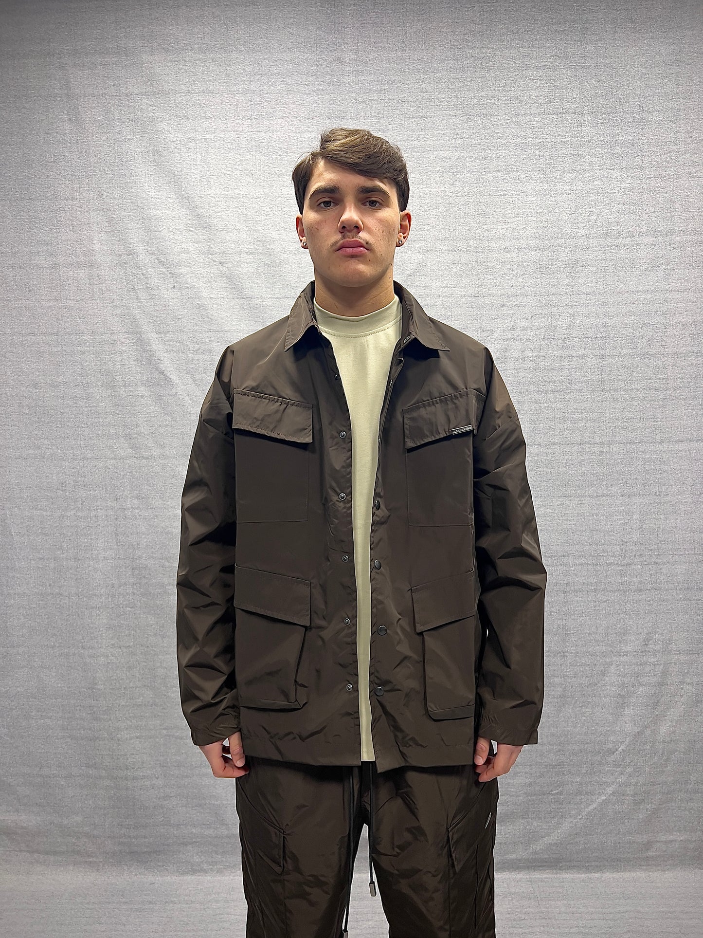 COORDINATO CARGO RELAXED FIT MARRONE BRUCIATO CON TASCHE UTILITY IN TESSUTO TECNICO