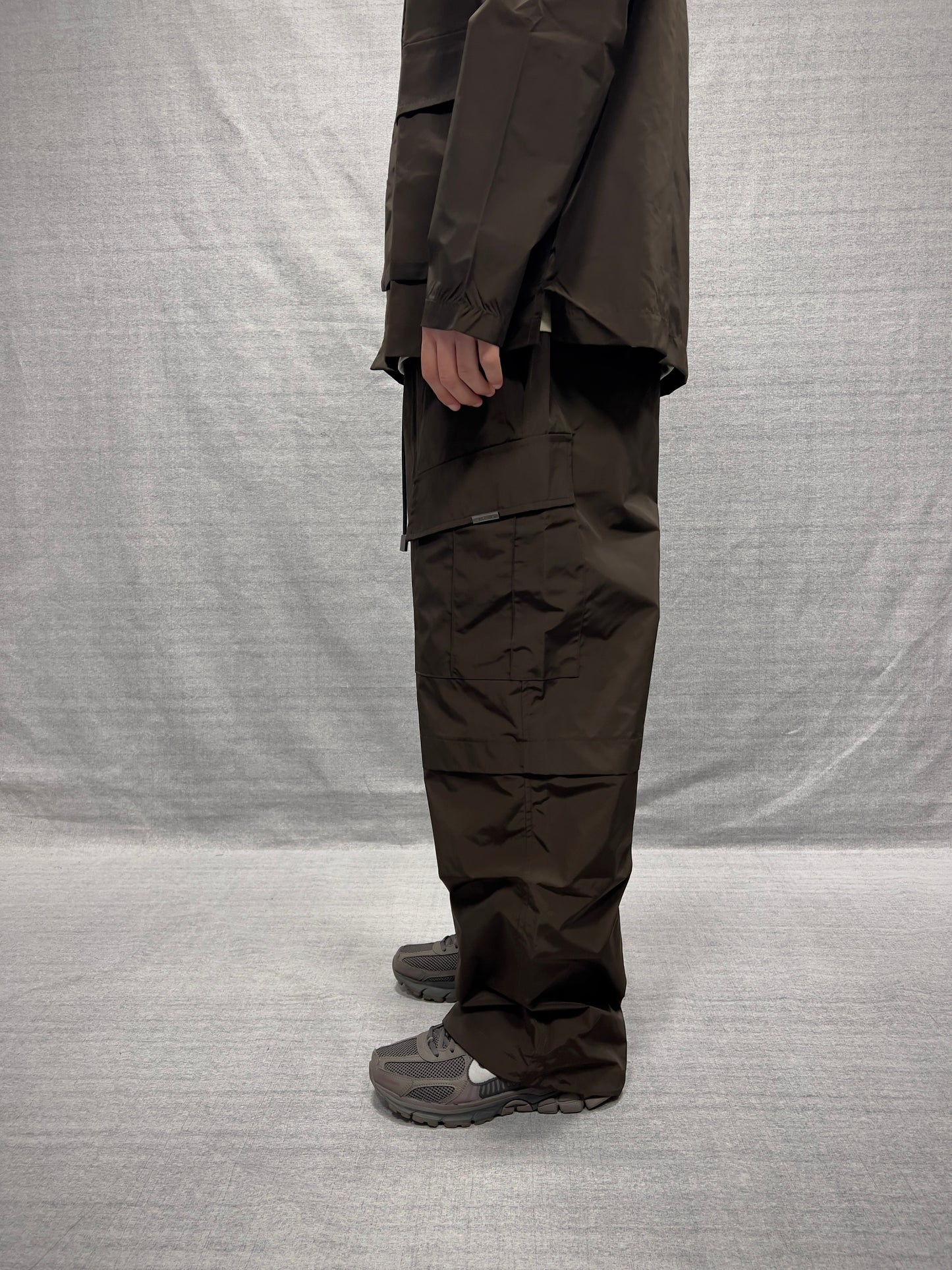 COORDINATO CARGO RELAXED FIT MARRONE BRUCIATO CON TASCHE UTILITY IN TESSUTO TECNICO