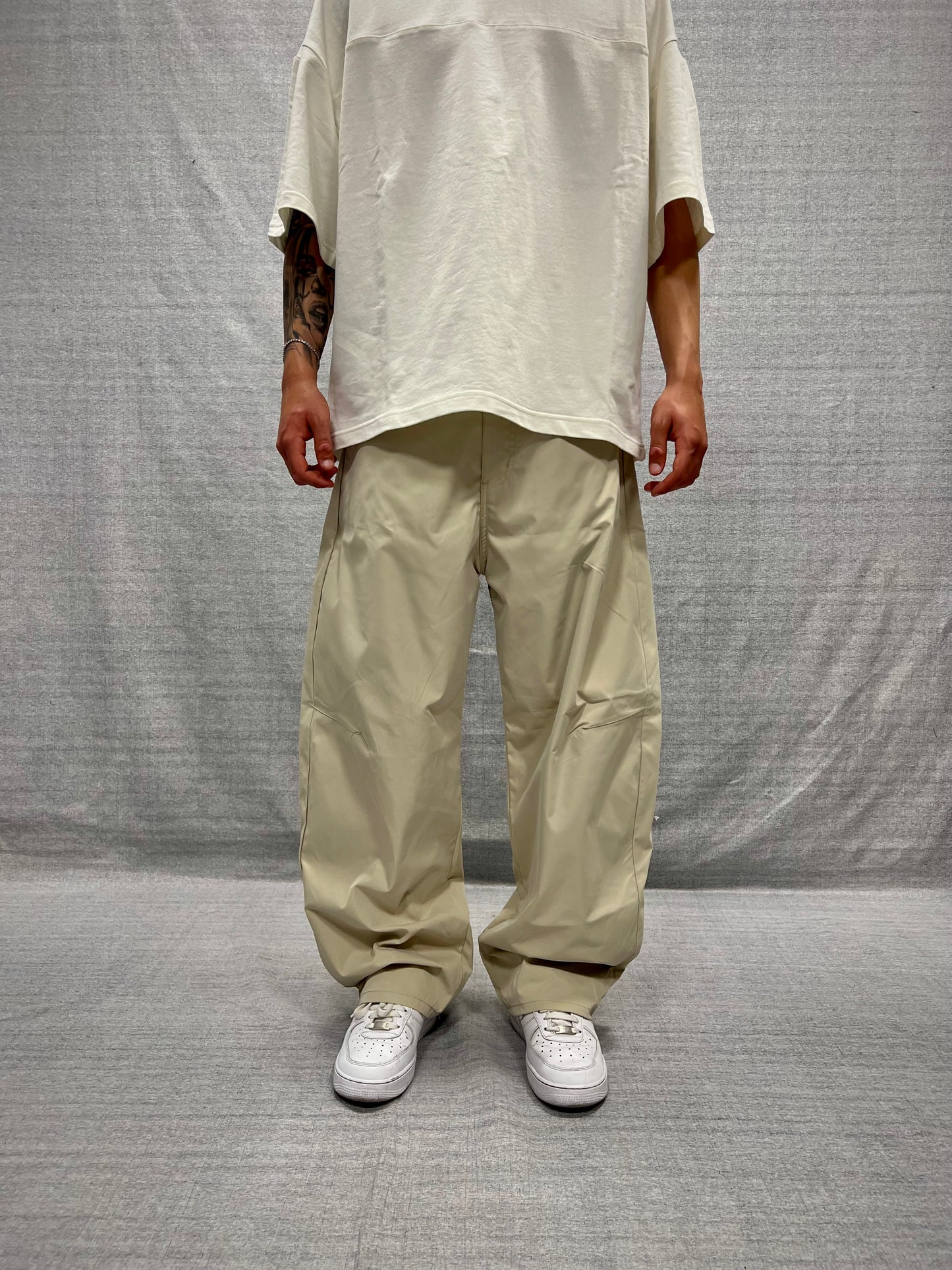 PANTALONI BALLOON FIT BEIGE CHIARO IN TESSUTO TECNICO