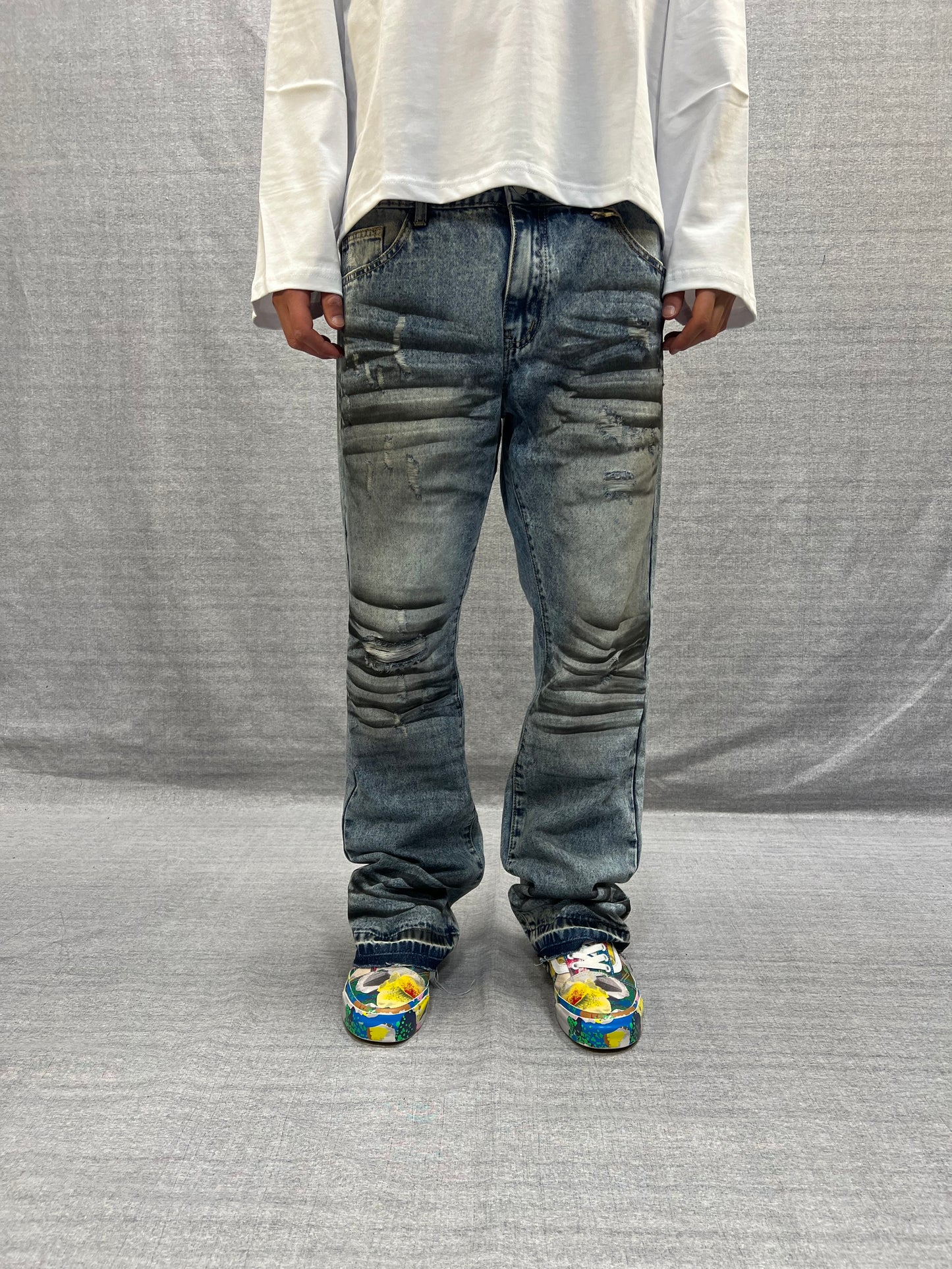 JEANS FLARE FIT BLU INDACO CHIARO STAMPA TROMPE L’ŒIL LAVAGGIO STONE CON ABRASIONI