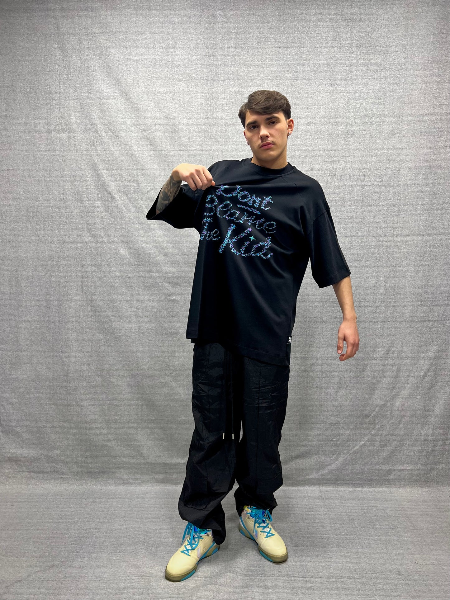 T-SHIRT BOXY FIT NERA CON STAMPA GRAFICA IN RILIEVO