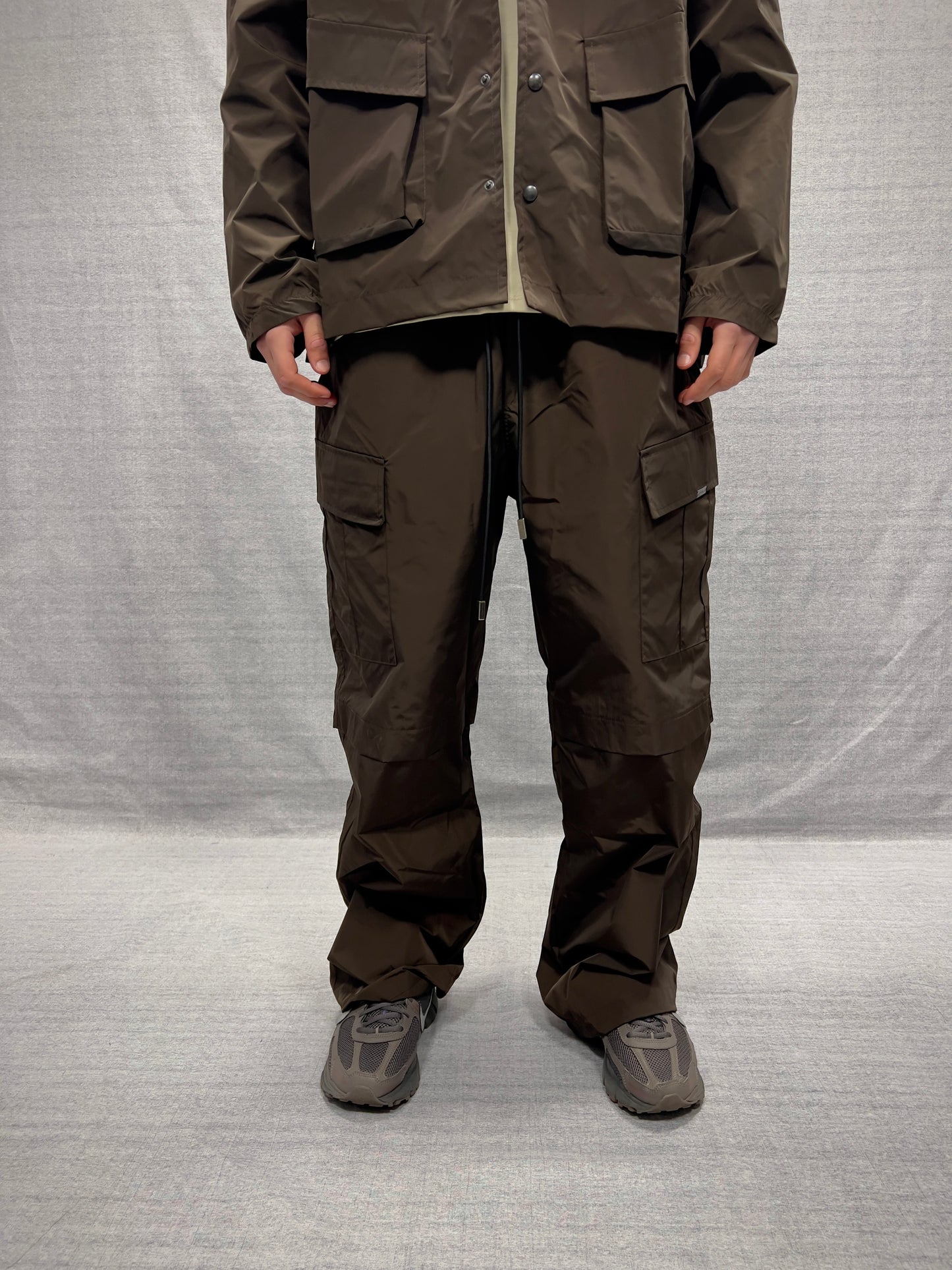 COORDINATO CARGO RELAXED FIT MARRONE BRUCIATO CON TASCHE UTILITY IN TESSUTO TECNICO