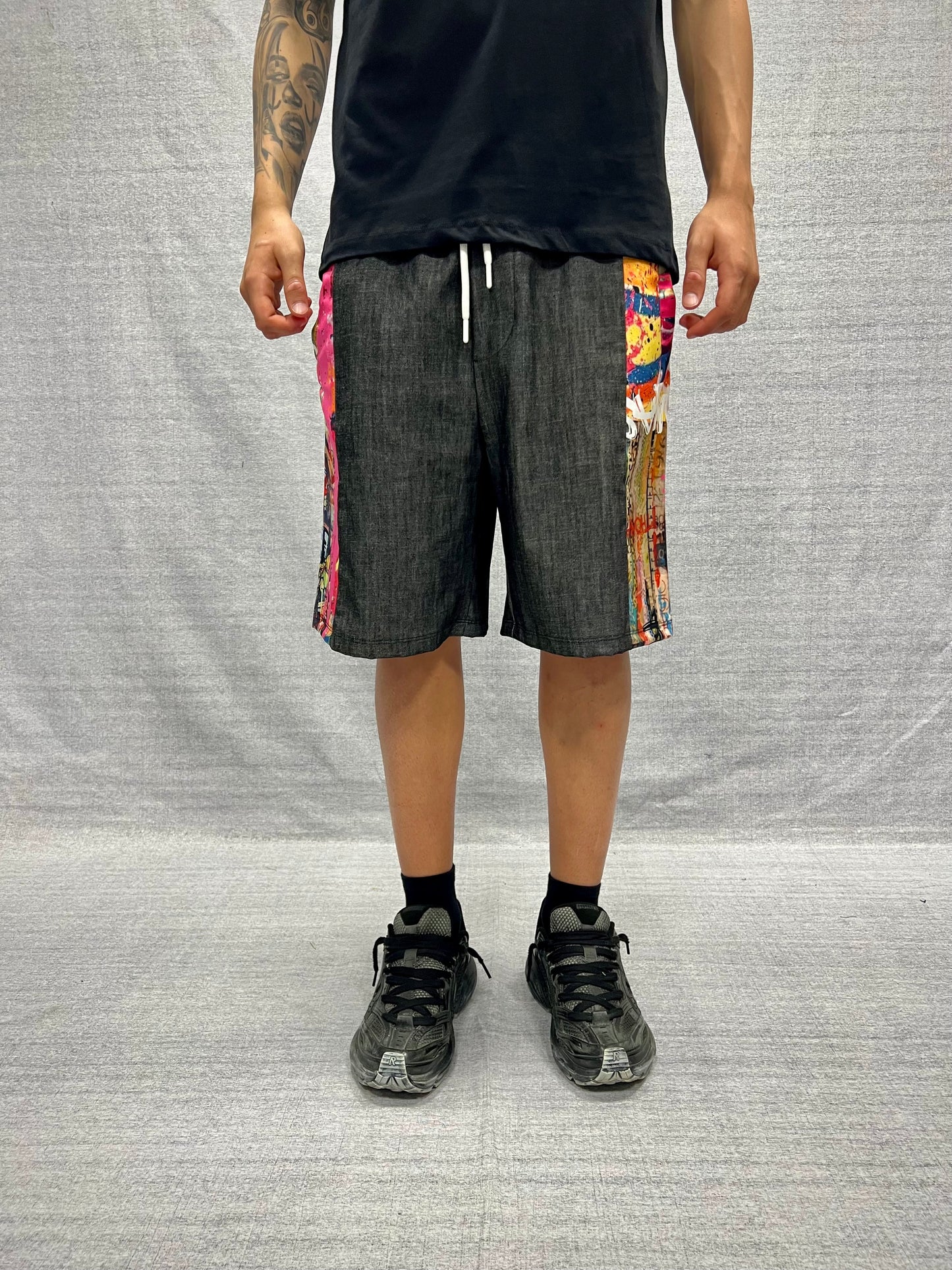 BERMUDA JOGGER RELAXED FIT GRIGI IN COTONE CHAMBRAY CON STAMPA GRAFICA SUBLIMATICA RICAMATA