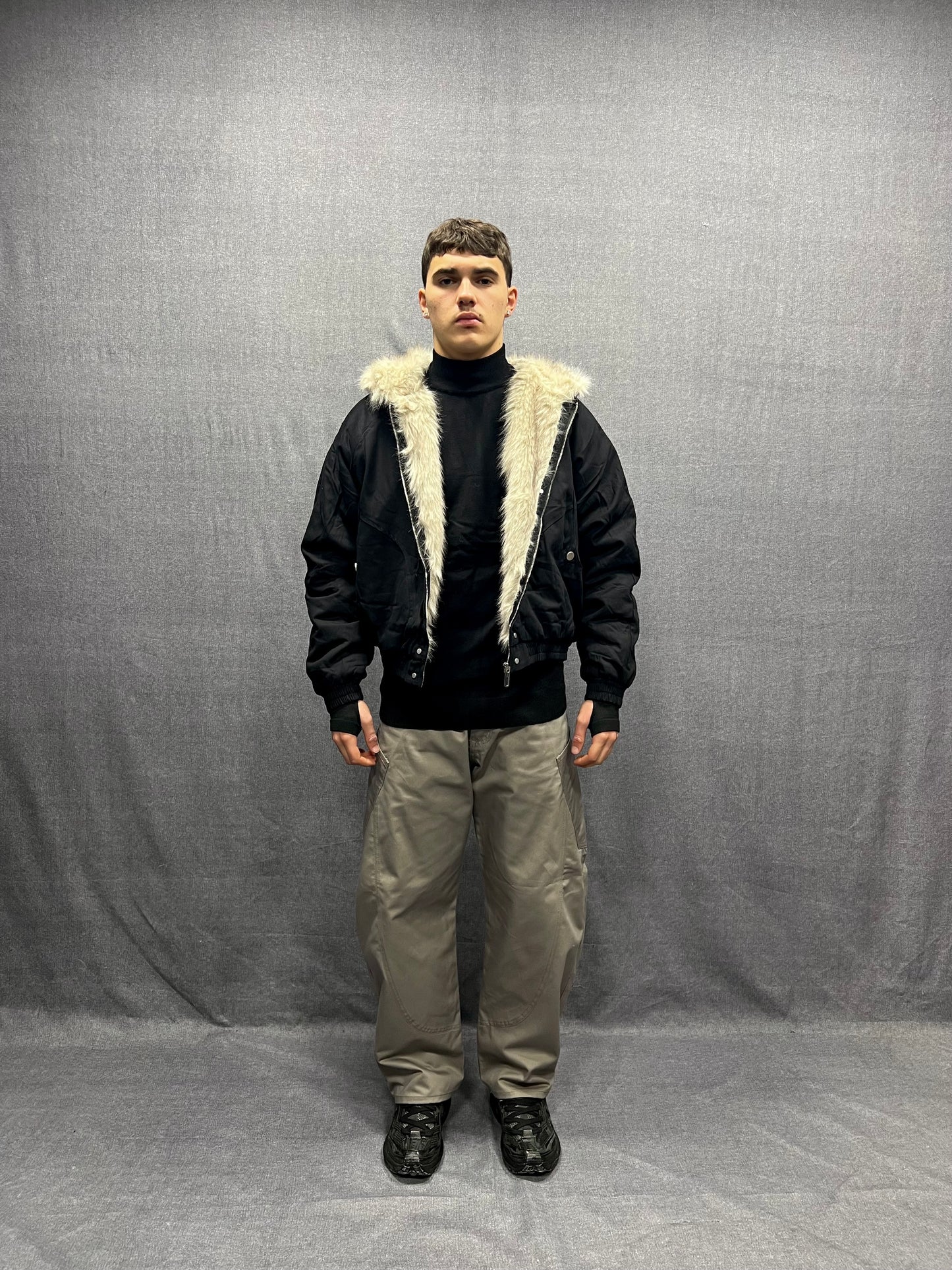GIUBBINO BOMBER CROP FIT NERO CON TRAPUNTATO CAPPUCCIO CON PELLICCIA