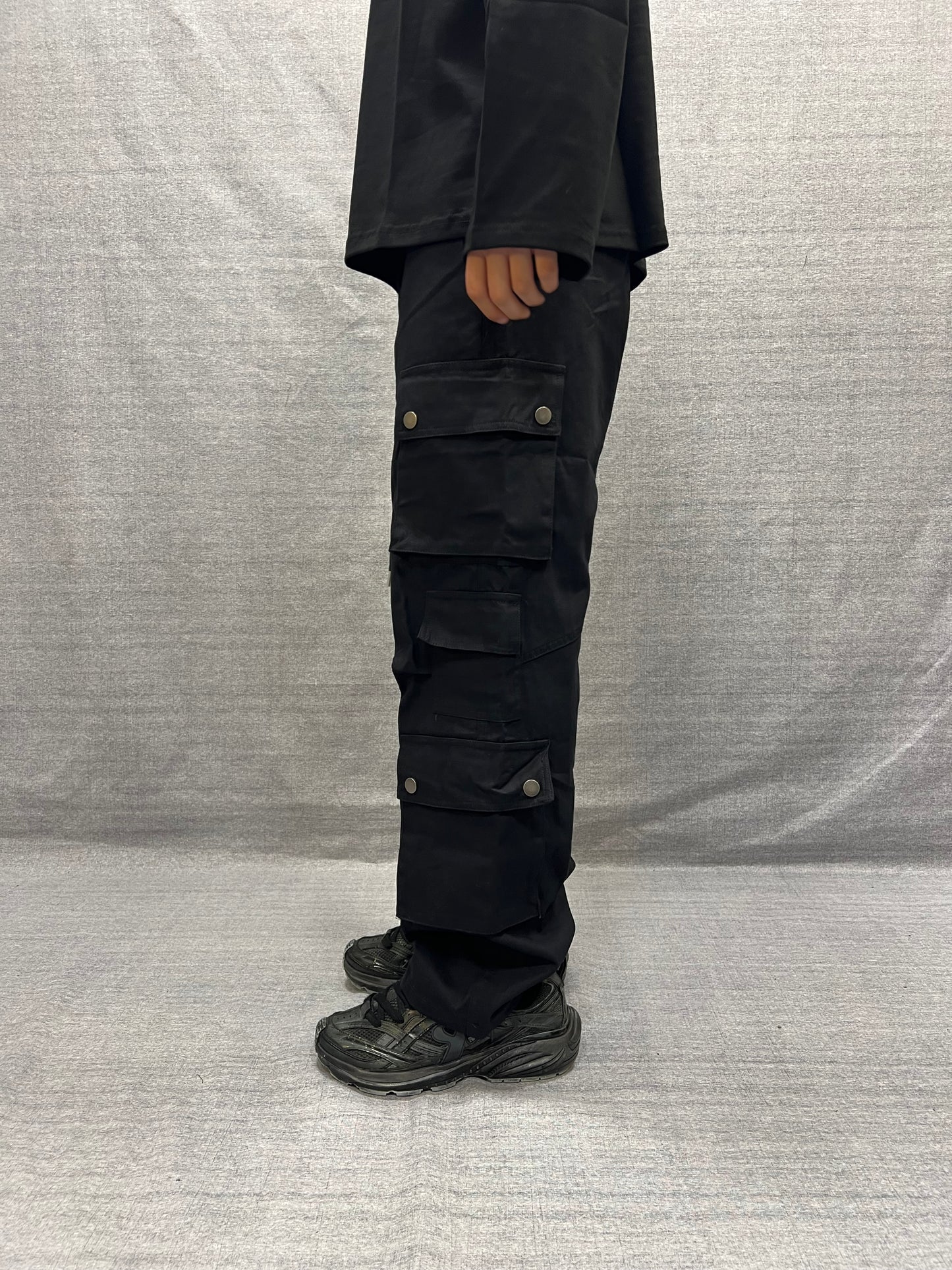 PANTALONI PARACHUTE CARGO RELAXED FIT NERI CON TASCHE UTILITY