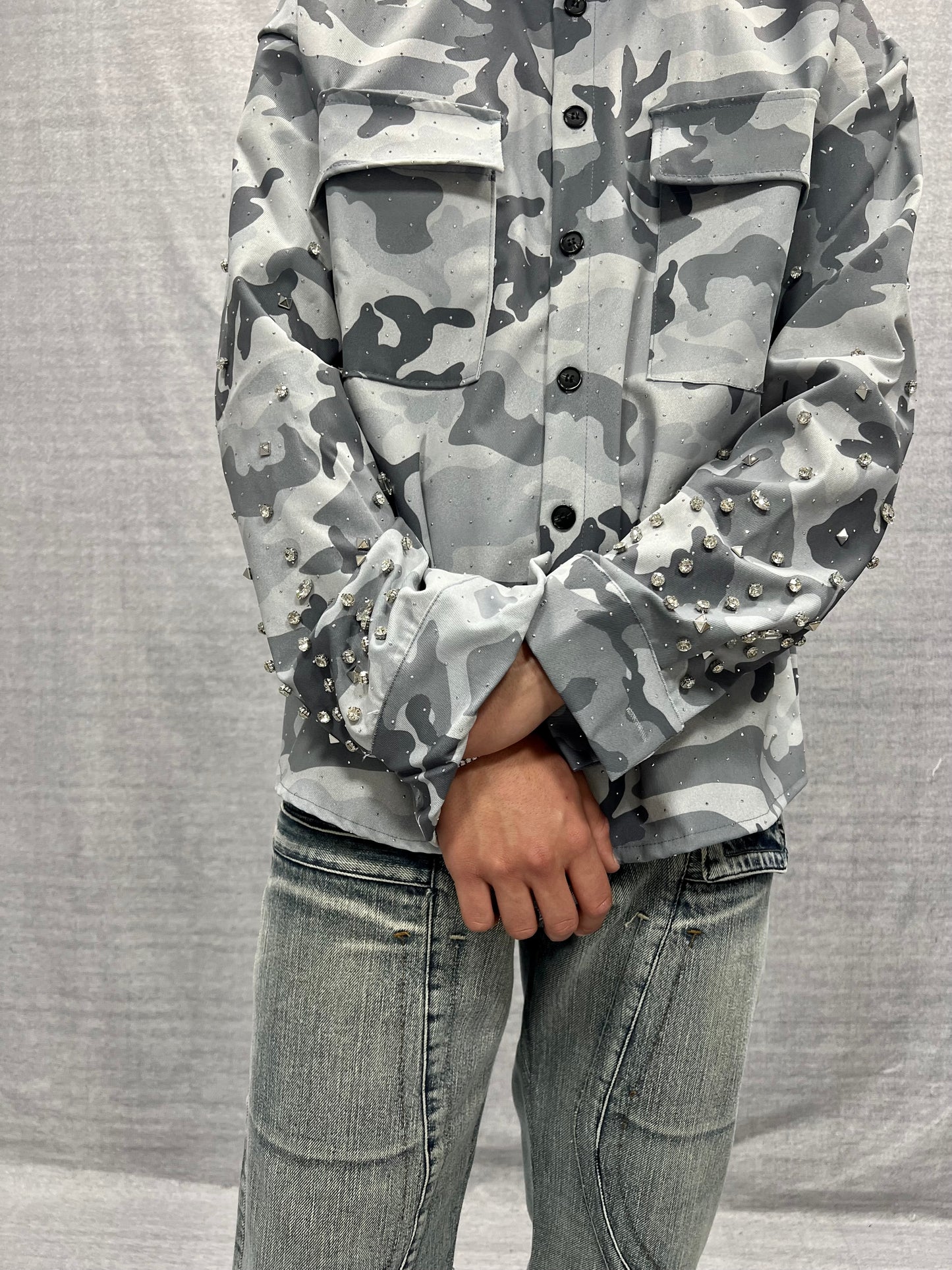 CAMICIA RELAXED FIT GRIGIA CAMOUFLAGE MILITARE CON BRILLANTINI E APPLICAZIONI