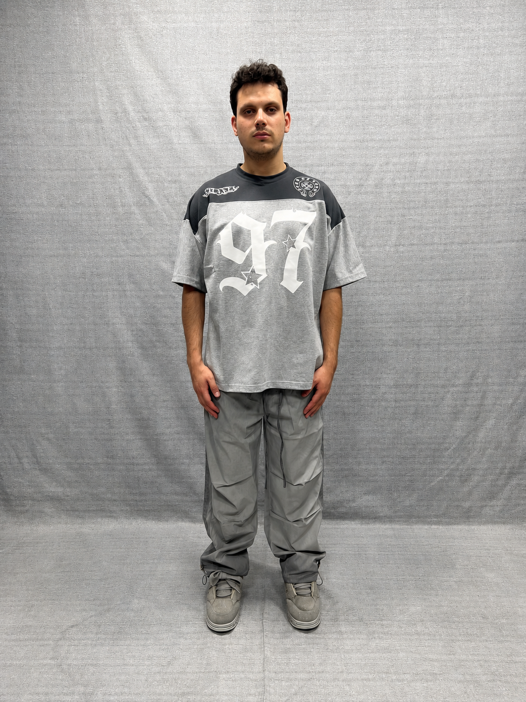 T-SHIRT BOXY FIT GRIGIA E NERA CON BRILLANTINI E STAMPA GRAFICA