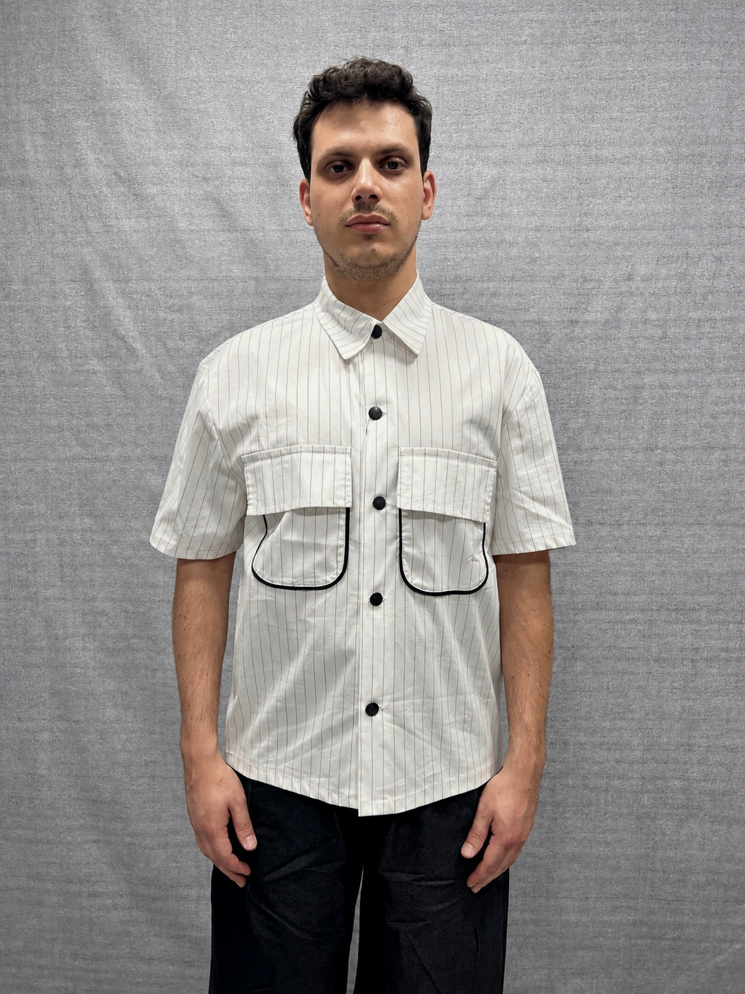 CAMICIA CROP FIT BIANCA E NERA A RIGHE CON STAMPA GRAFICA
