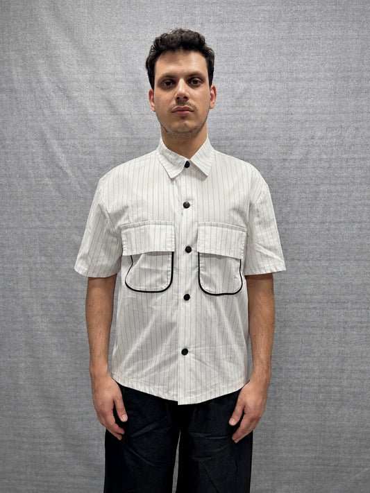 CAMICIA CROP FIT BIANCA E NERA A RIGHE CON STAMPA GRAFICA