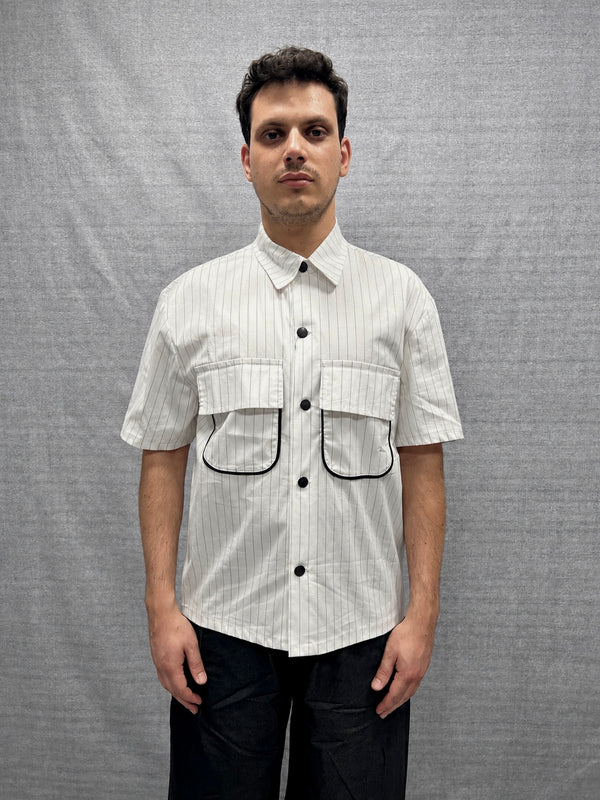 CAMICIA CROP FIT BIANCA E NERA A RIGHE CON STAMPA GRAFICA