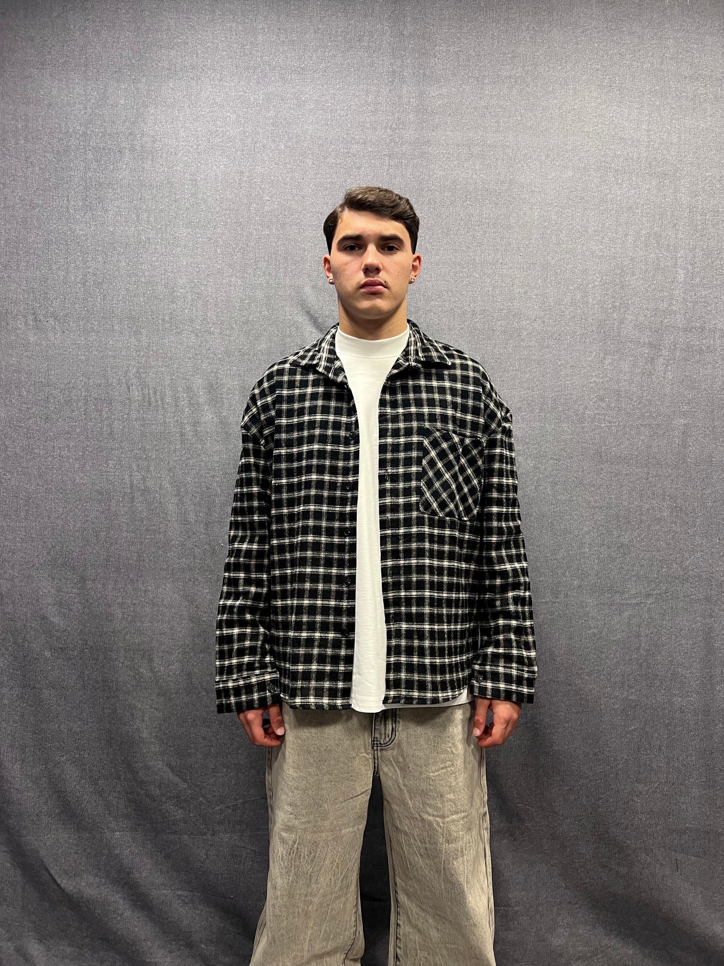 CAMICIA REGULAR FIT NERA CON STRUTTURA A QUADRI PLAID IN FLANELLA