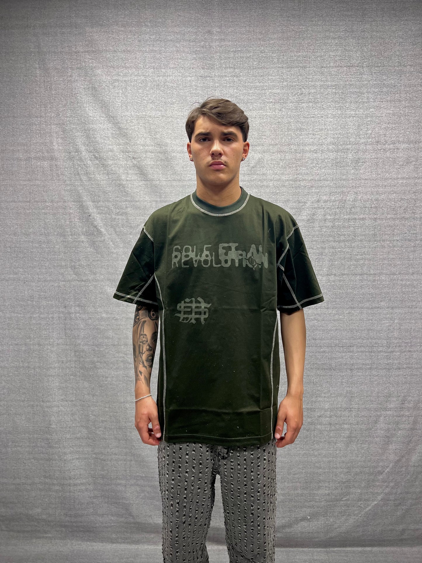 T-SHIRT BOXY FIT VERDE CON STAMPA GRAFICA TONO SU TONO E CUCITURE A CONTRASTO