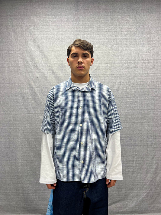 CAMICIA BOXY FIT AZZURRA CON STRUTTURA A QUADRI CON STAMPA GRAFICA CUCITA