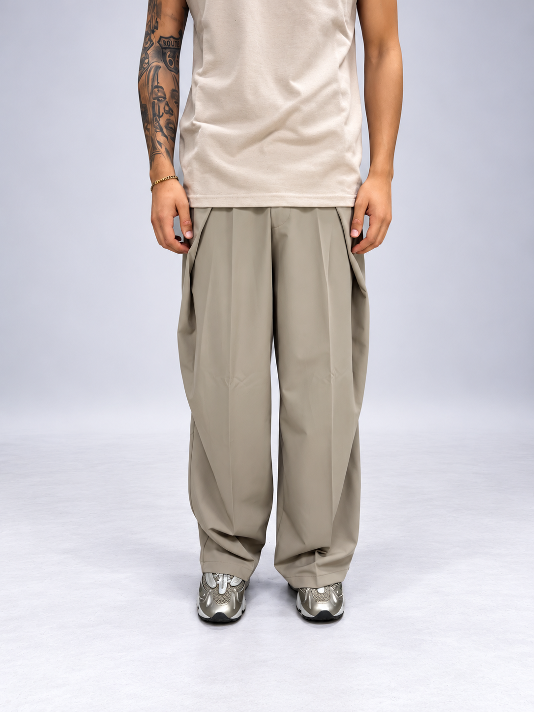 PANTALONI LOOSE FIT TORTORA CON VITA ELASTICIZZATA E PINCE