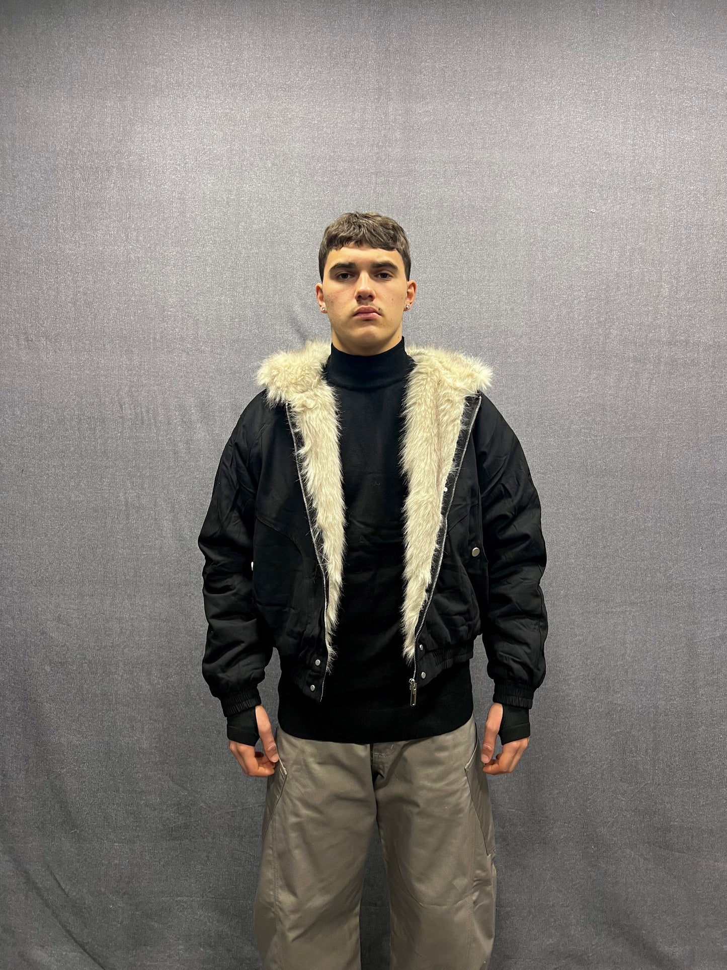 GIUBBINO BOMBER CROP FIT NERO CON TRAPUNTATO CAPPUCCIO CON PELLICCIA
