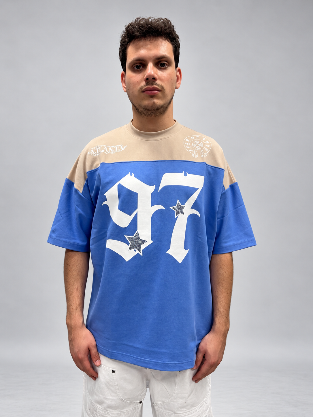 T-SHIRT BOXY FIT AZZURA E BEIGE CON BRILLANTINI E STAMPA GRAFICA
