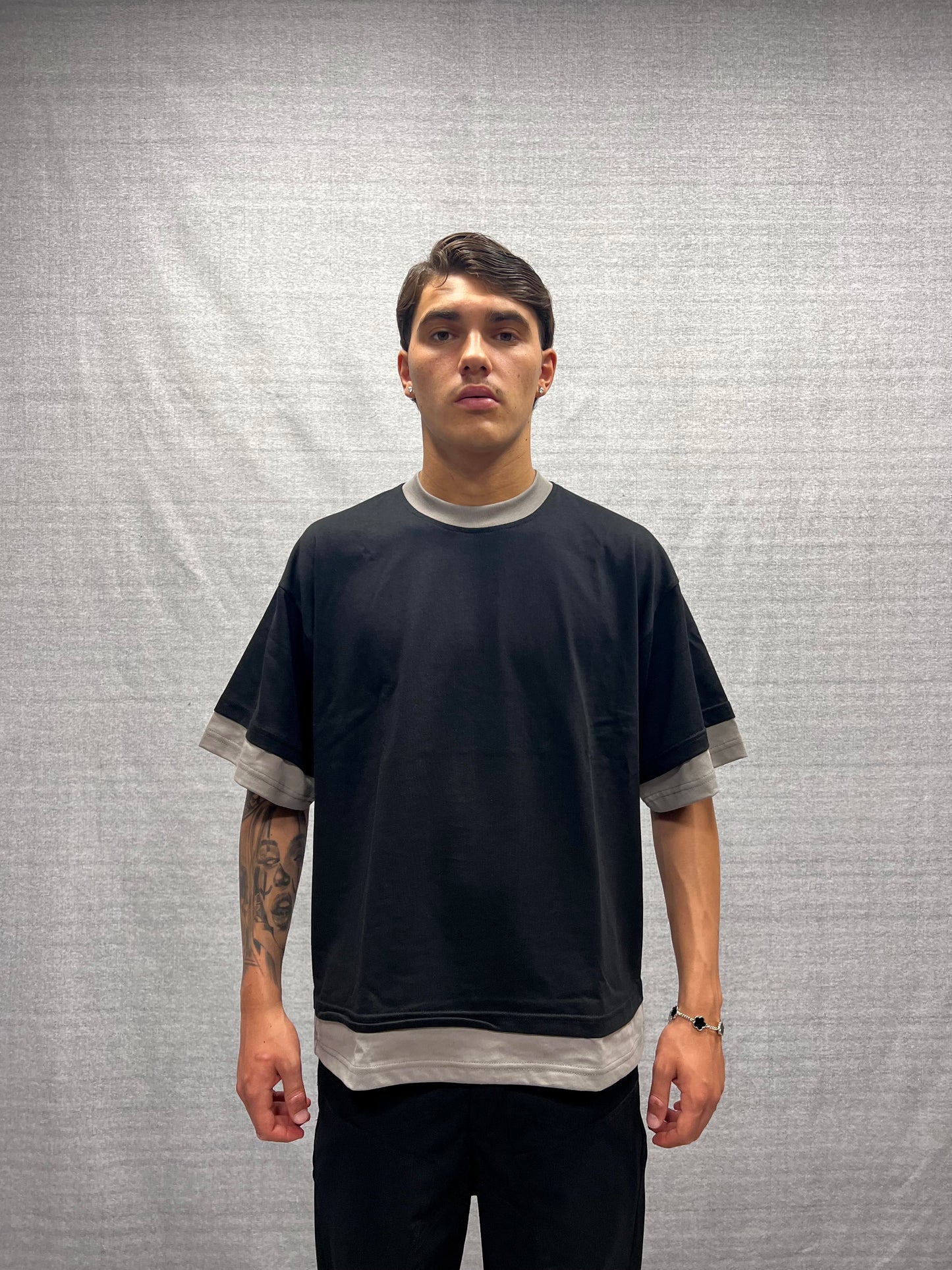 T-SHIRT BOXY FIT NERA E TORTORA CON DOPPIE MANICHE E STAMPA GRAFICA