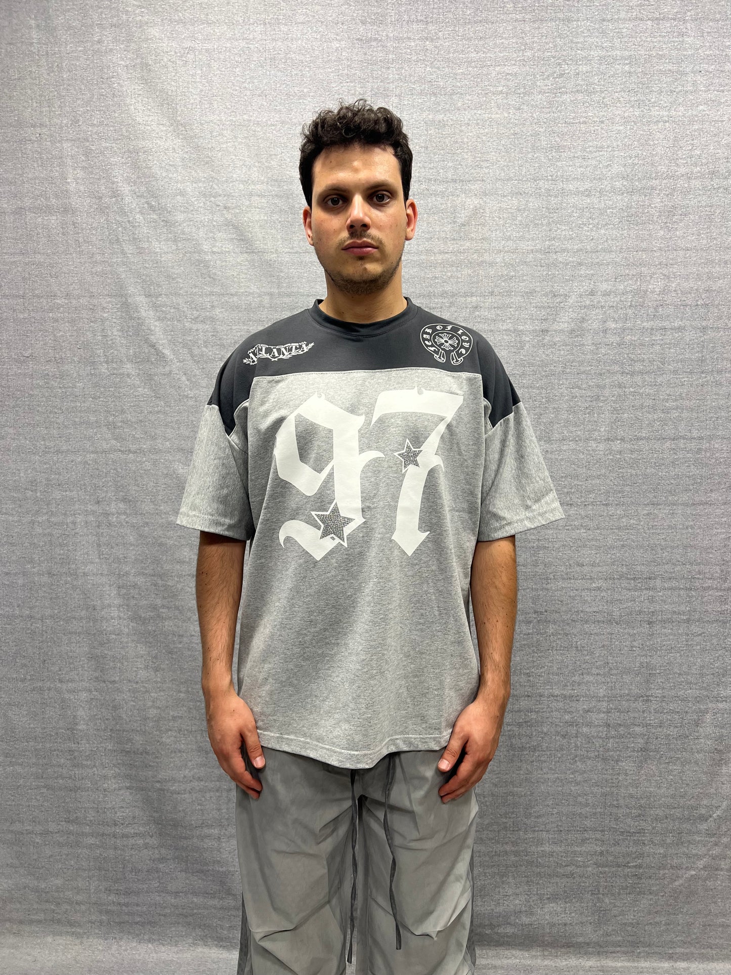 T-SHIRT BOXY FIT GRIGIA E NERA CON BRILLANTINI E STAMPA GRAFICA