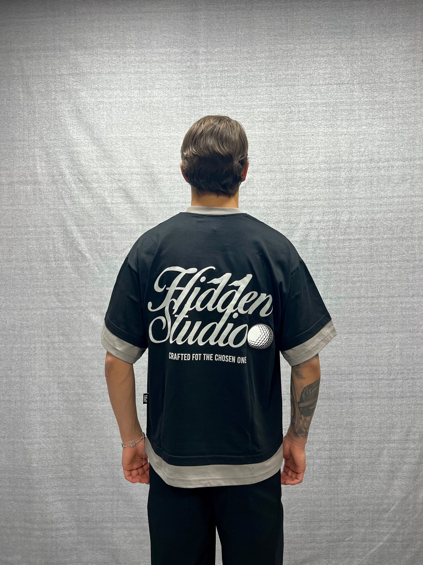 T-SHIRT BOXY FIT NERA E TORTORA CON DOPPIE MANICHE E STAMPA GRAFICA