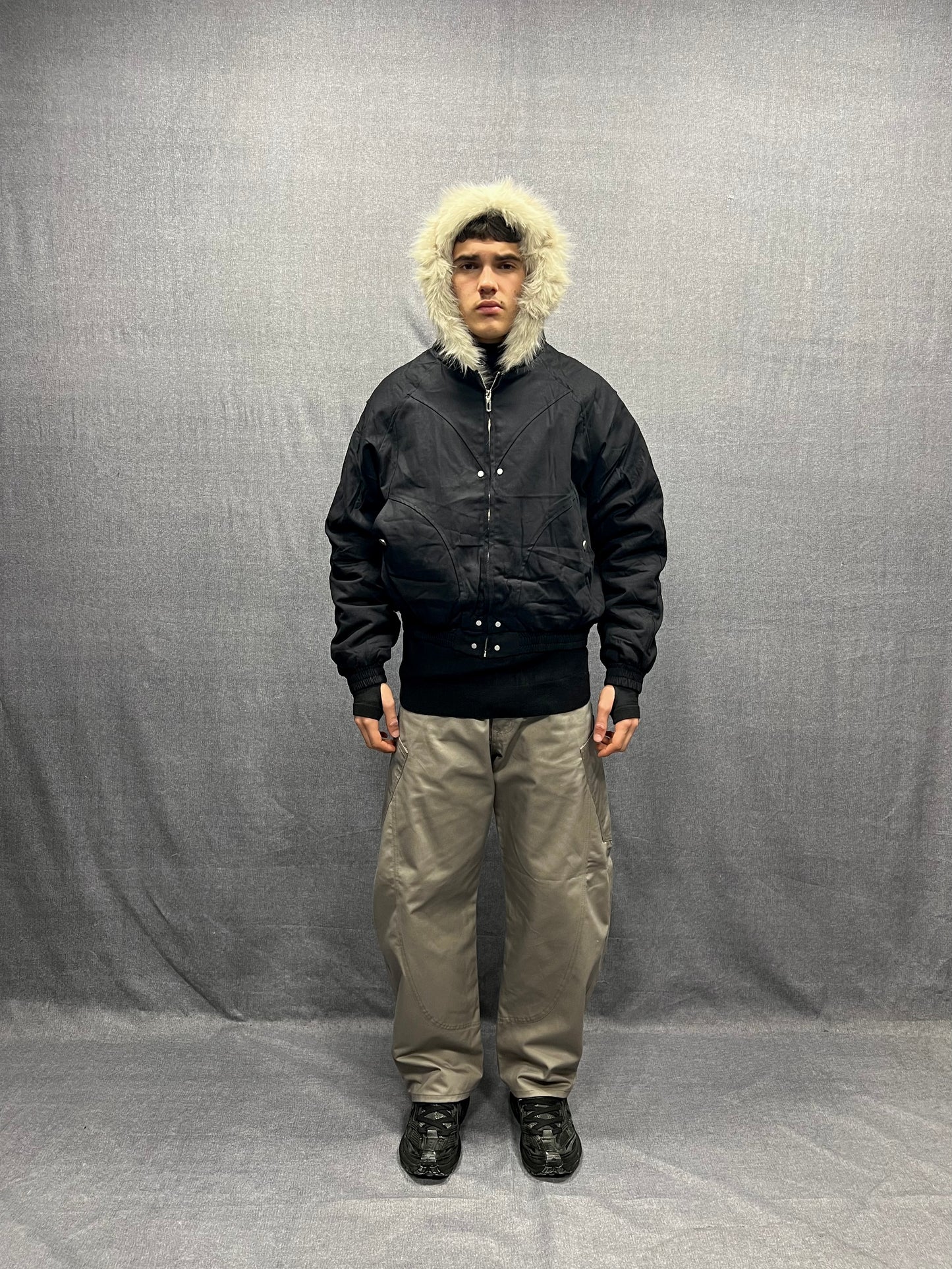 GIUBBINO BOMBER CROP FIT NERO CON TRAPUNTATO CAPPUCCIO CON PELLICCIA