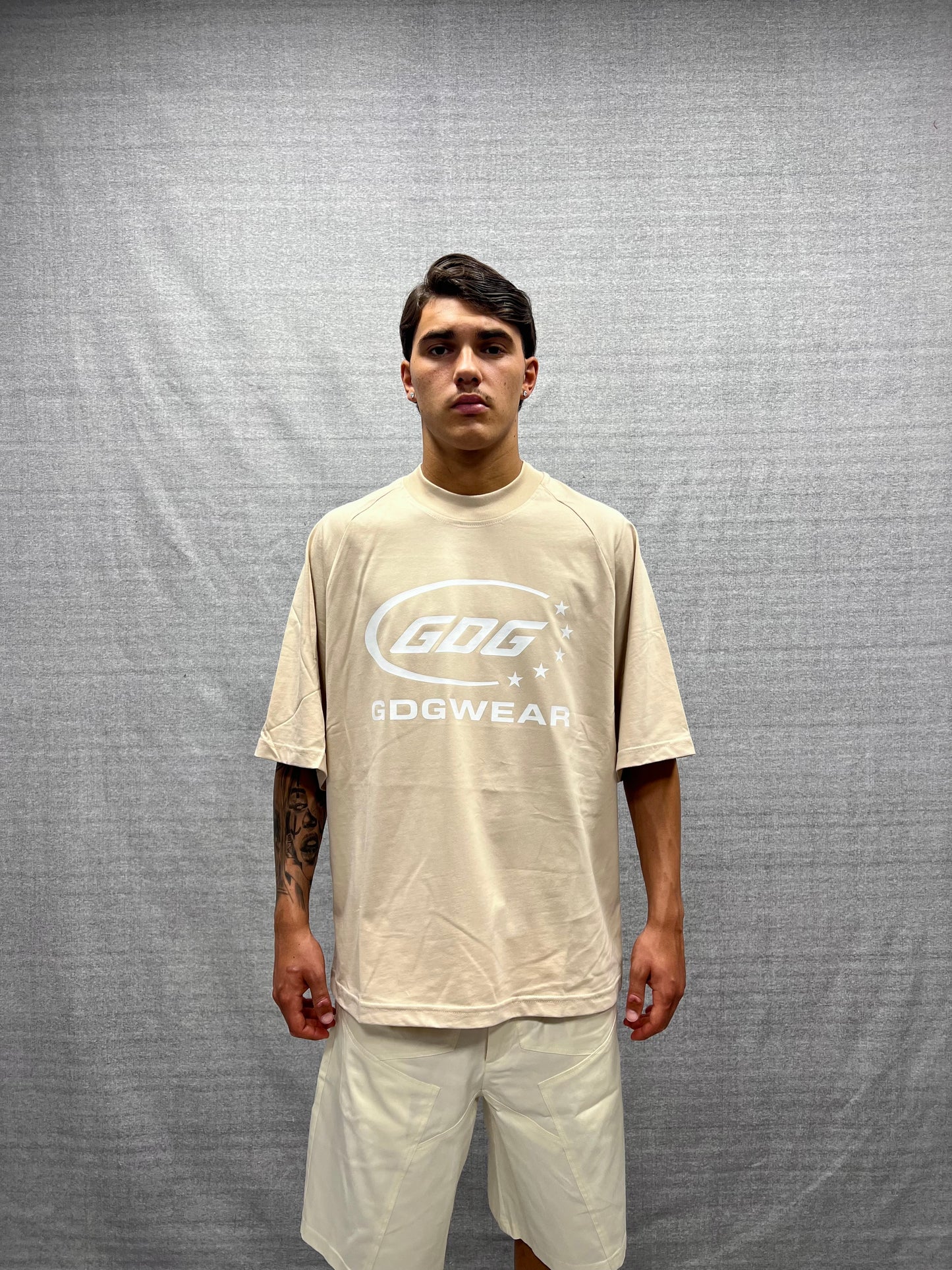 BEIGE BOX FIT T-SHIRT WITH RAGLAN SLEEVES AND GRAPHIC PRINT