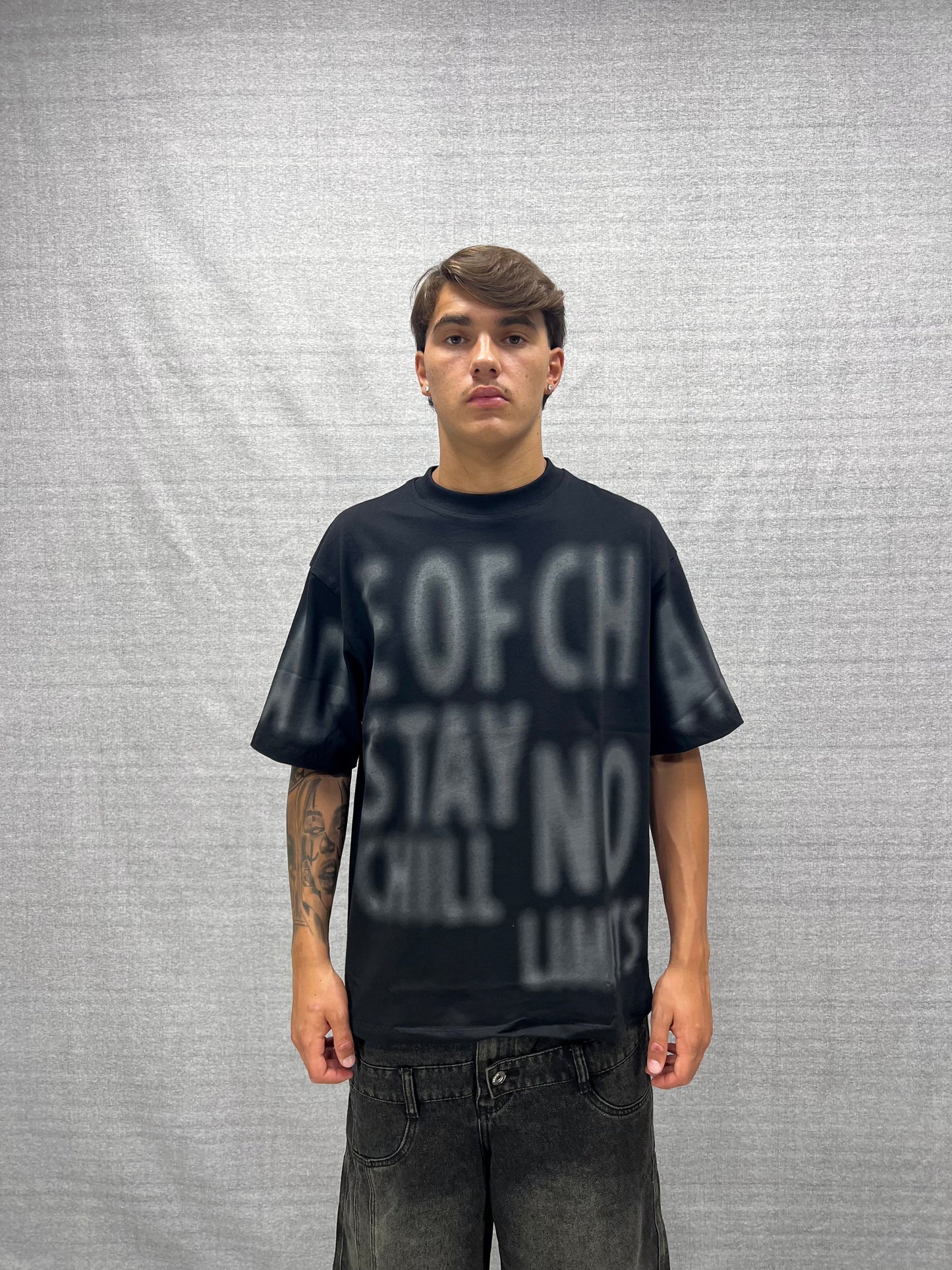 T-SHIRT BOXY FIT NERA CON STAMPA GRAFICA EFFETTO SPRAY